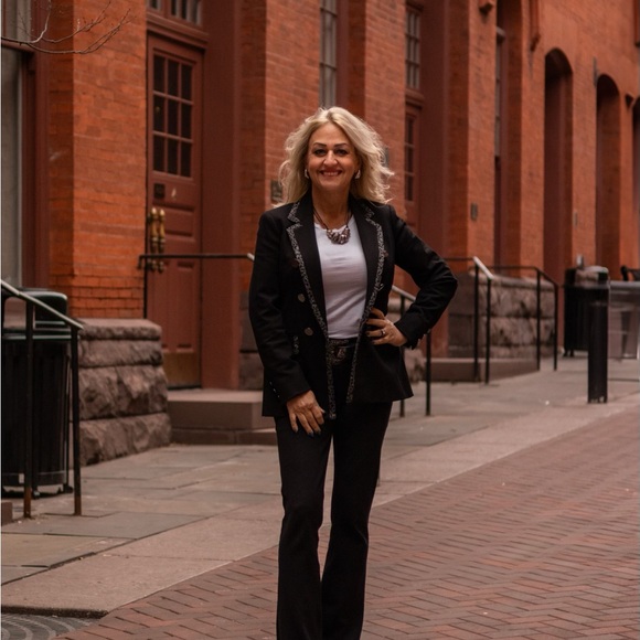 Meet your Posher, Jennifer - Picture 1 of 8